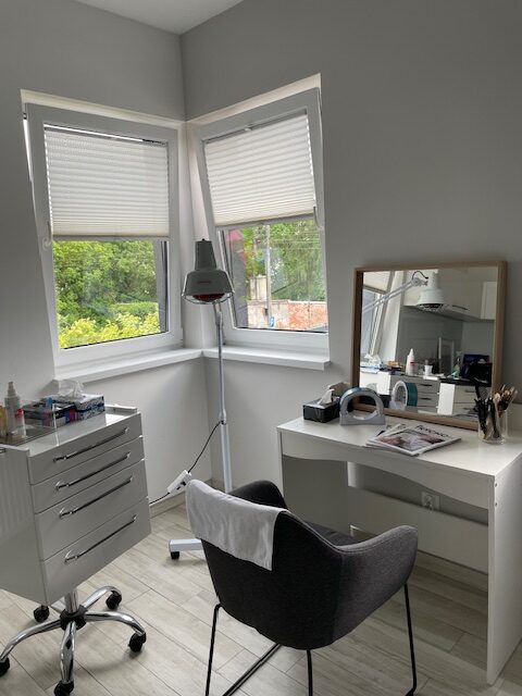 Trycholog Bydgoszcz – Milena Kwaśniewska, specjalizuję się w diagnostyce i leczeniu problemów skóry głowy oraz włosów, oferując profesjonalne konsultacje i indywidualnie dobrane terapie. Nowa 15, 85-119 Bydgoszcz https://milena-trycholog.pl