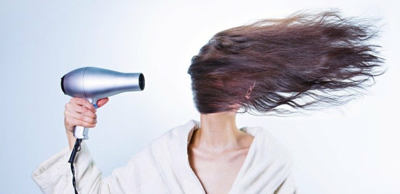 Teleporada trychologiczna Trycholog Bydgoszcz – Milena Kwaśniewska, specjalizuję się w diagnostyce i leczeniu problemów skóry głowy oraz włosów, oferując profesjonalne konsultacje i indywidualnie dobrane terapie. Nowa 15, 85-119 Bydgoszcz https://milena-trycholog.pl Jestem trychologiem w Bydgoszczy i dbam o Wasze włosy